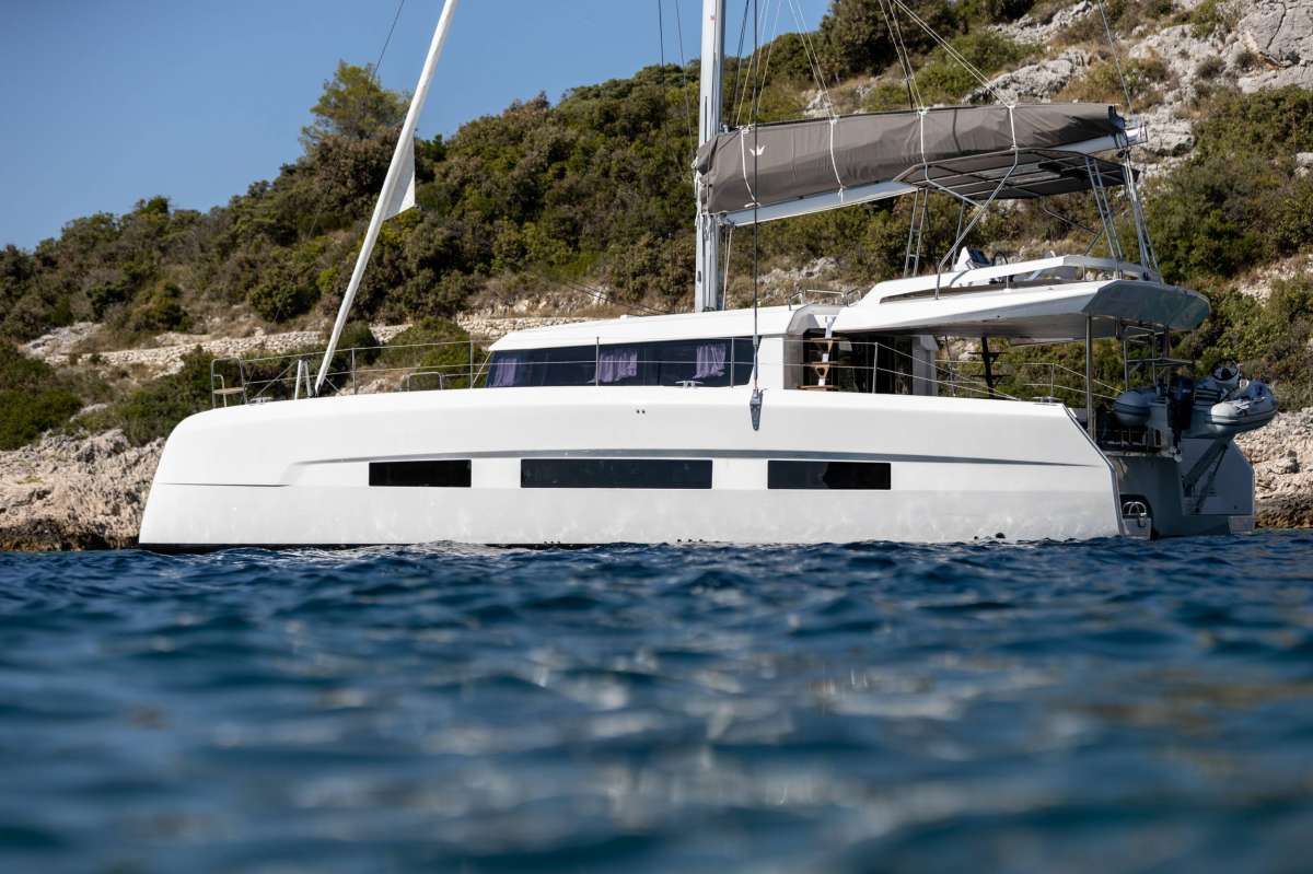 AMELIE Charter Yacht