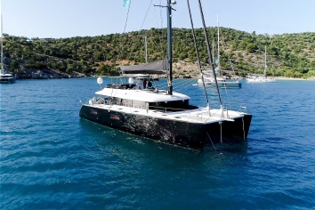 CARPE DIEM CAT 620 Charter Yacht