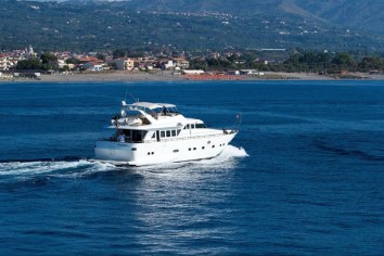 CLAUDIAAMBER Charter Yacht