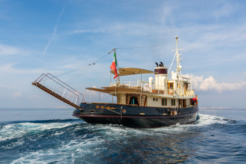 DP MONITOR Charter Yacht