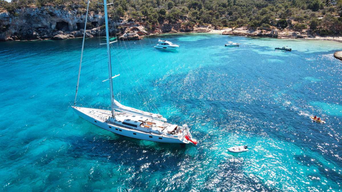 ELTON Charter Yacht