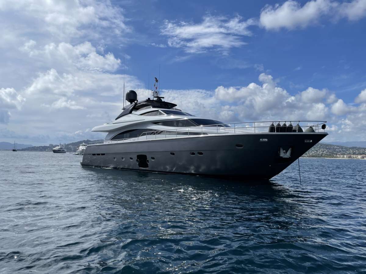 FERRETTI 881 RPH Charter Yacht