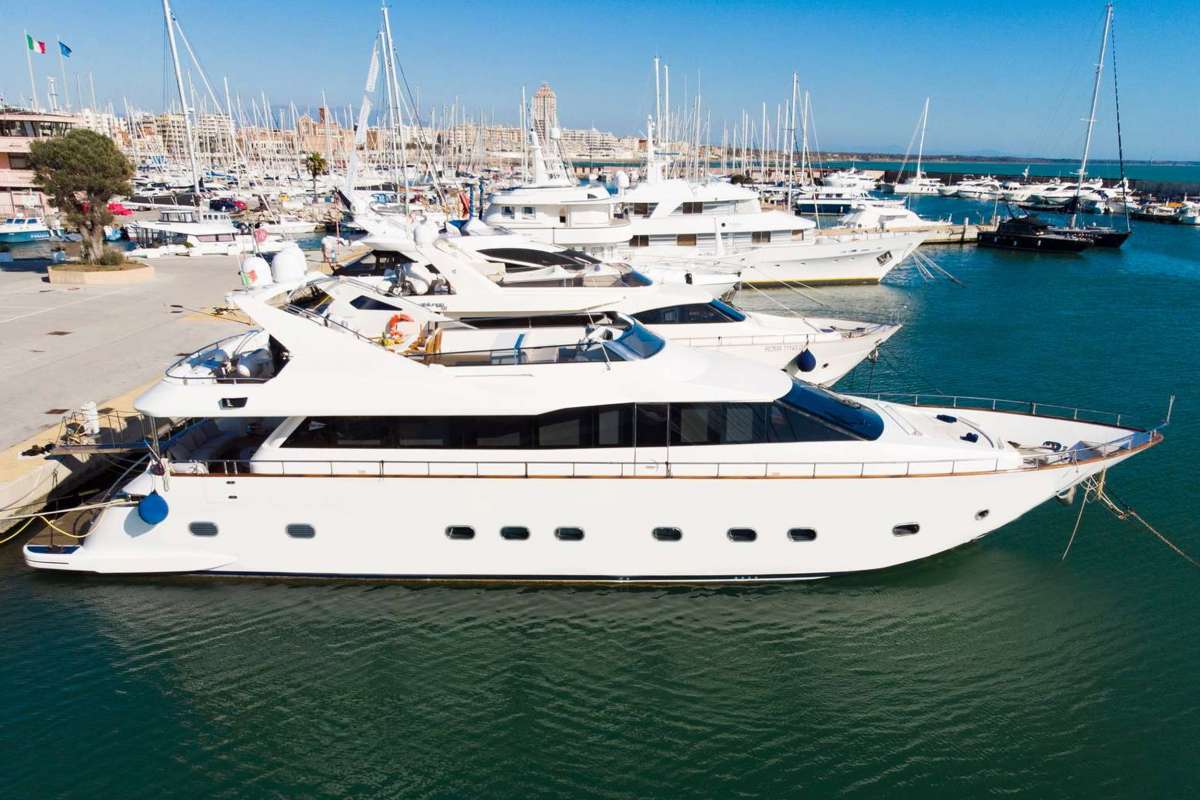 FIRST LADY  Charter Yacht