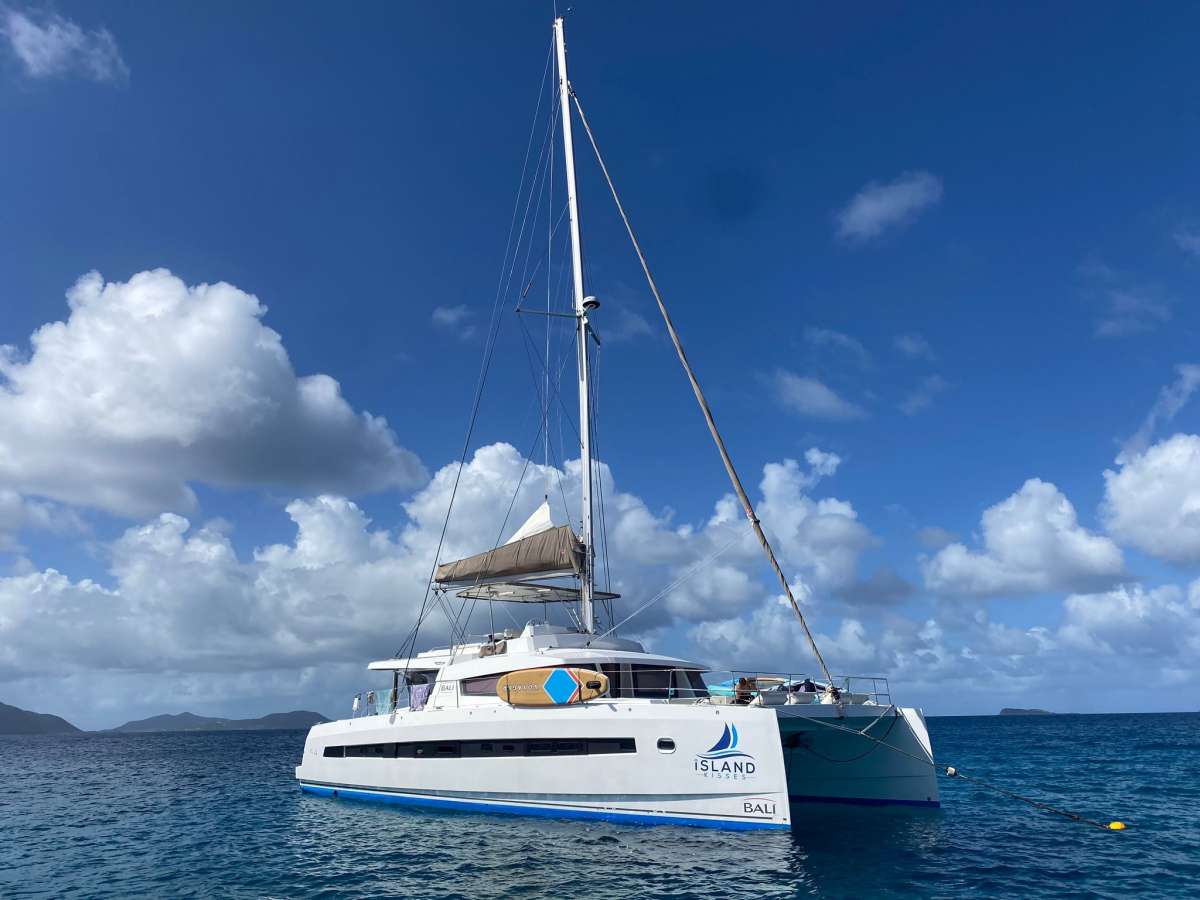 ISLAND KISSES Charter Yacht