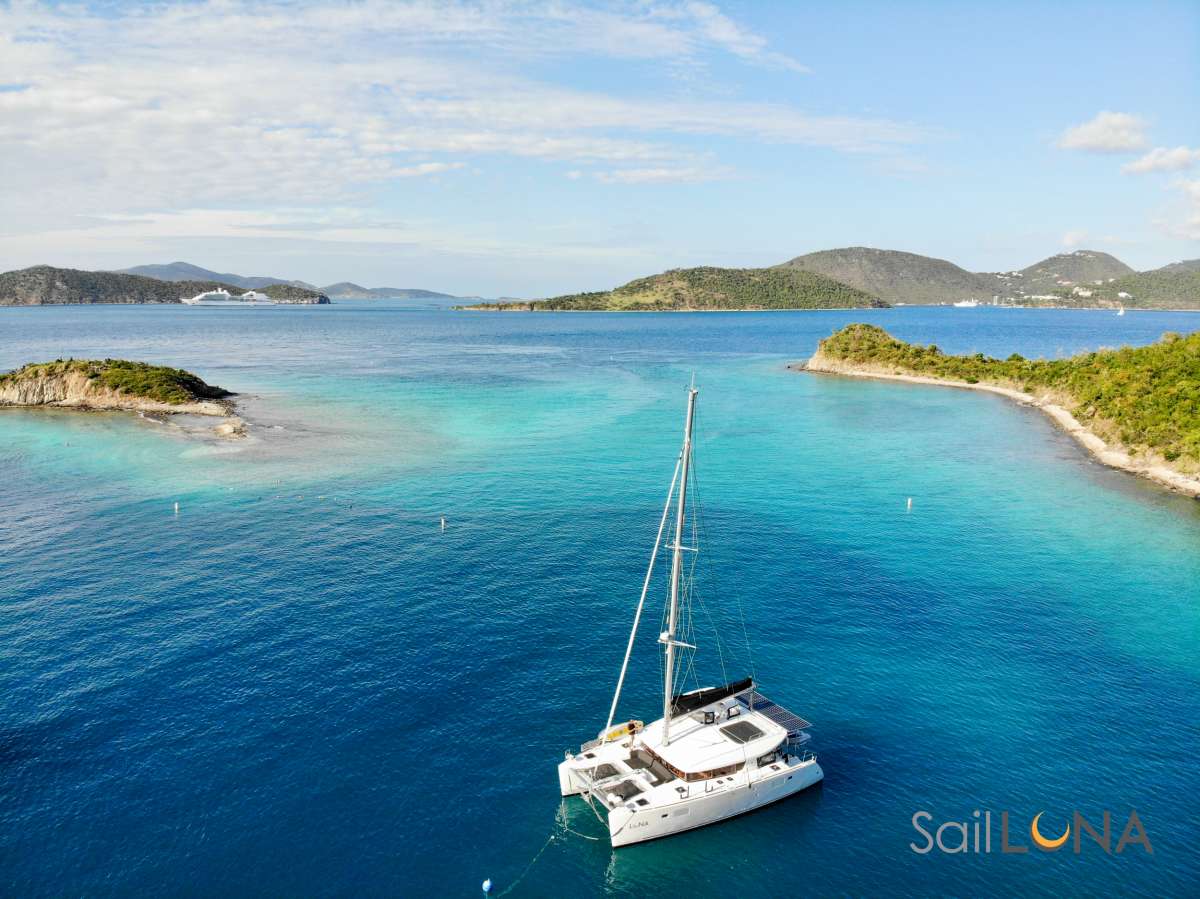 LUNA Charter Yacht