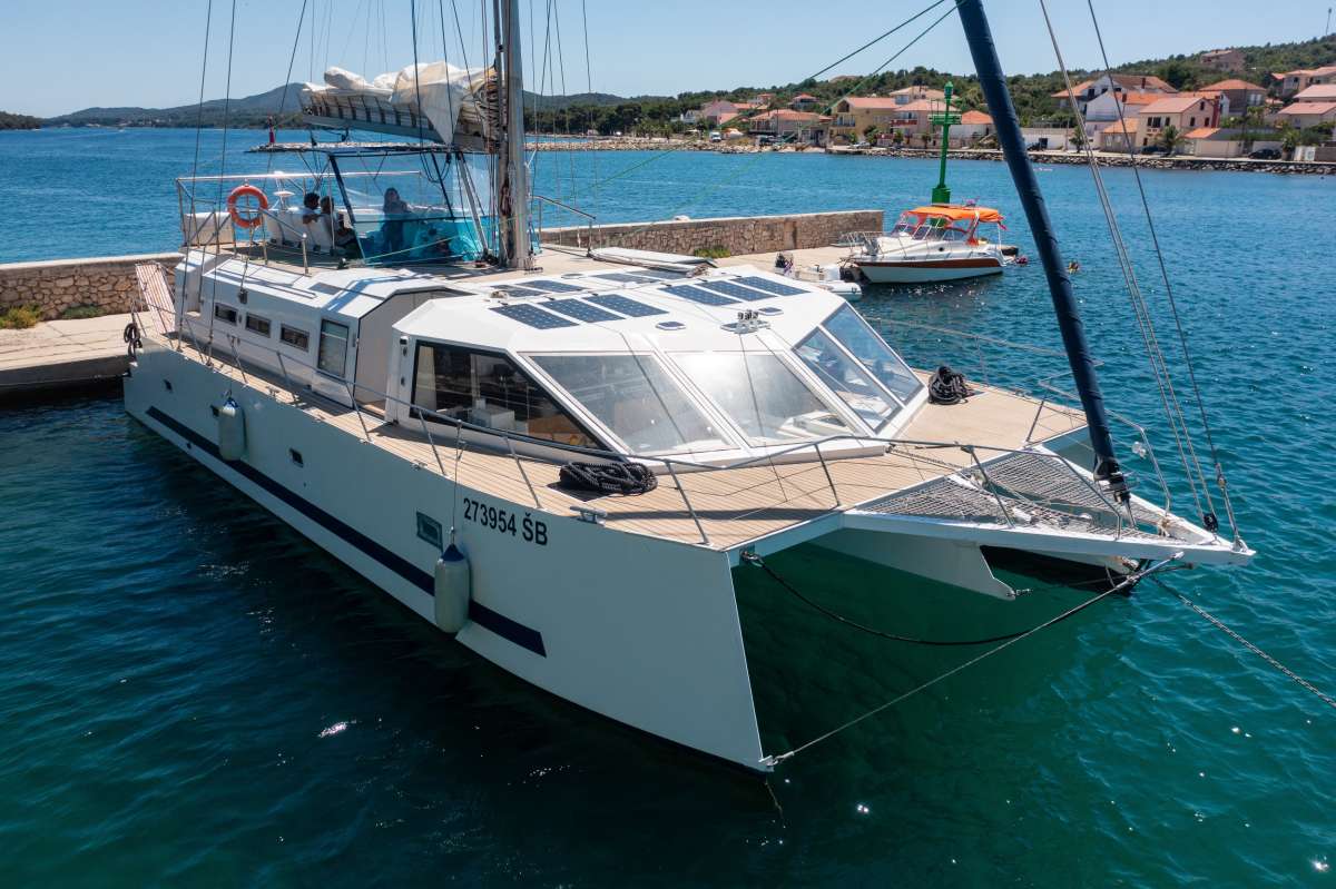 UPWIND Charter Yacht