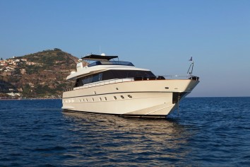 WHITEHAVEN Charter Yacht